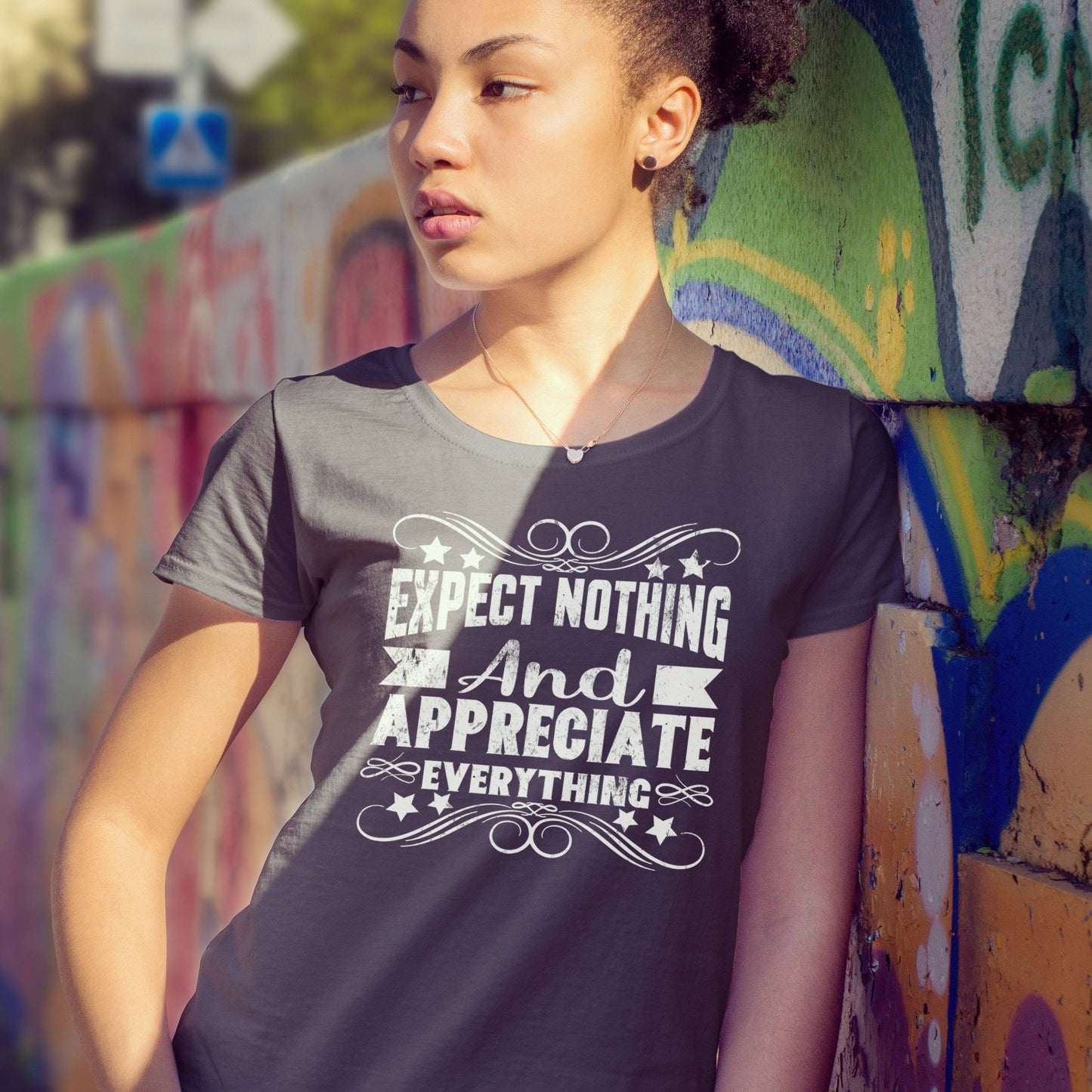T-shirt - Expect Nothing Ladies T-Shirt (white Logo)